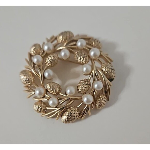 Jewelry - Crown Trifari signed #0089